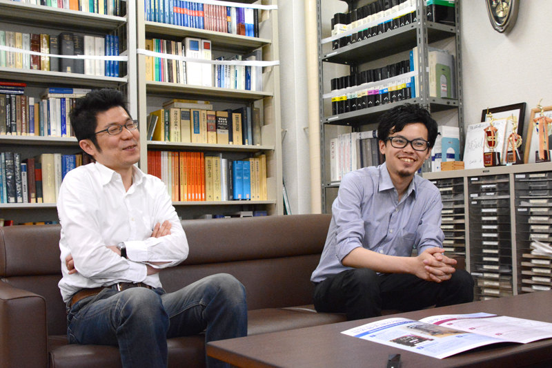
強磁場超伝導材料研究センター　准教授木村尚次郎（右）、助教岡田達典（左）
