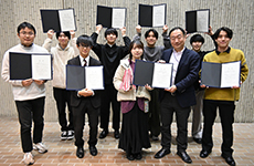 ポスター賞受賞者と佐々木所長
