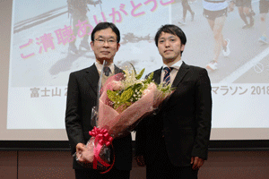 教授 松岡隆志 花束贈呈