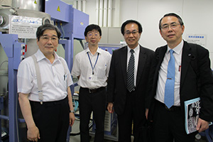 金属新素材研究センター実験室にて（山崎徹先生・網谷健児先生・正橋直哉センター長・高梨所長）
