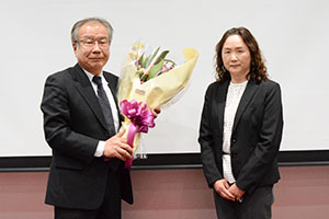 教授 我妻和明 花束贈呈