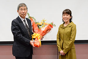 教授 宇田　聡 花束贈呈